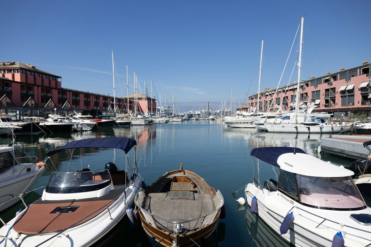 Havnen og byen Genova ved Liguriahavet