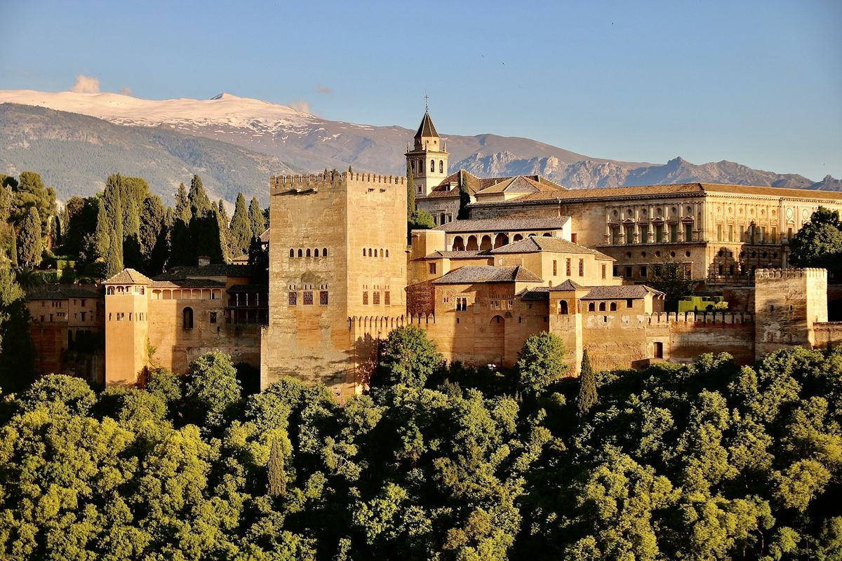Alhambra-palasset i Granada med Sierra Nevada i bakgrunnen