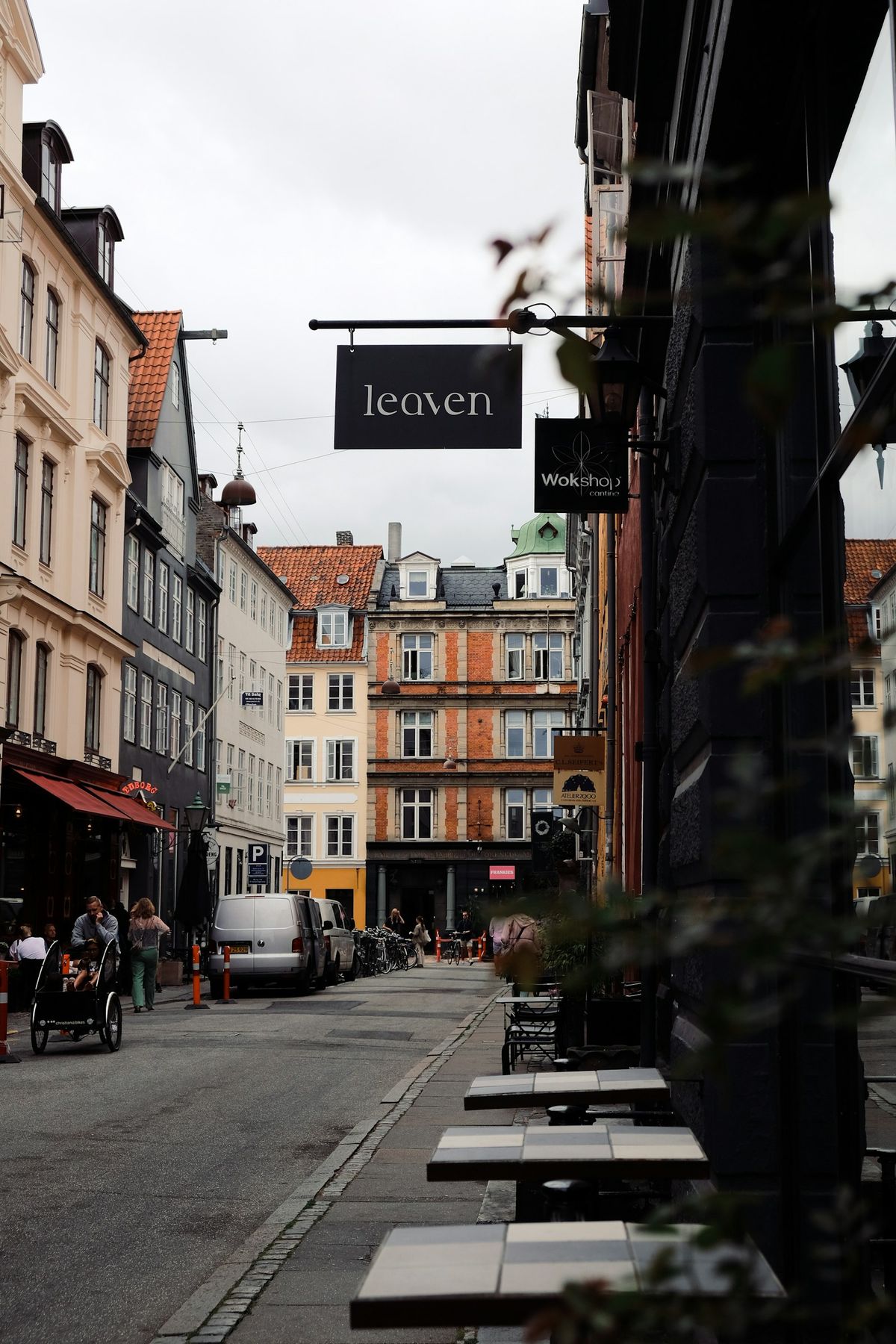 Gate i Kobenhavn med biler og sykler