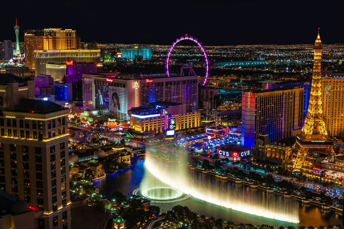 Las Vegas Strip med neonlys og hoteller