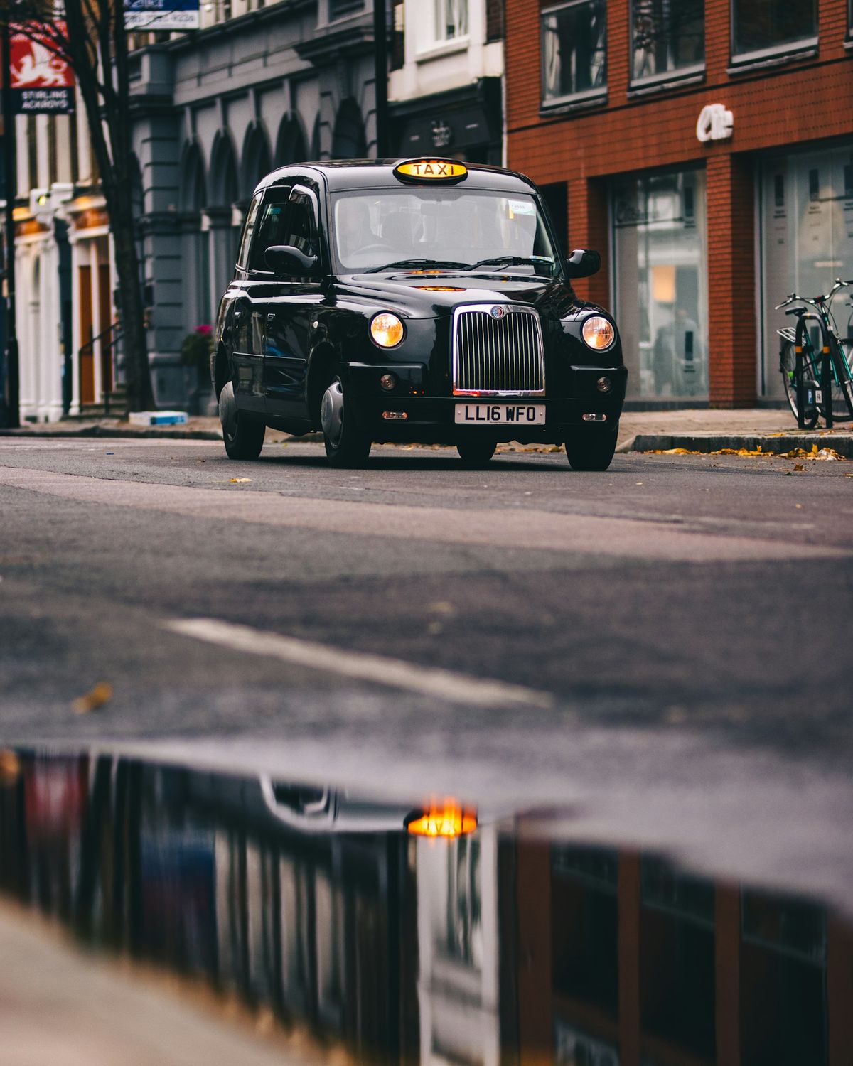 Svart London-taxi i en travel gate i sentrum av London
