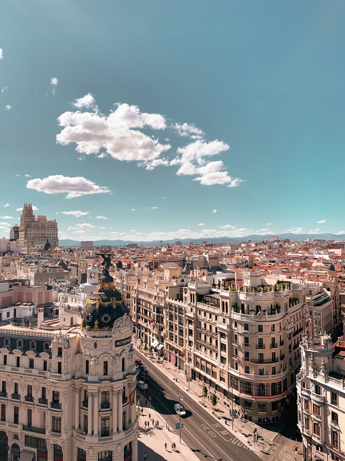 Gran Via i Madrid med biltrafikk og bybebyggelse