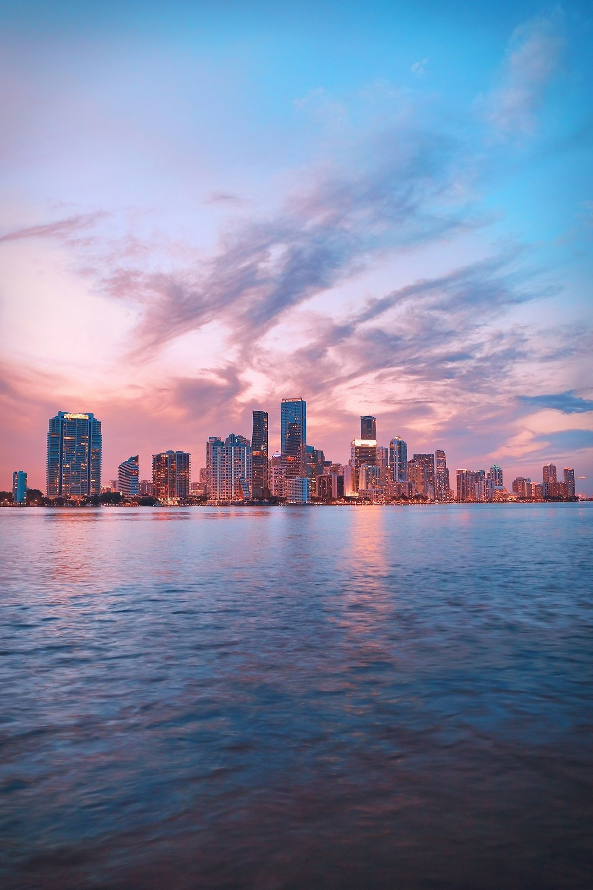 Skyline i Miami ved solnedgang sett fra vannet