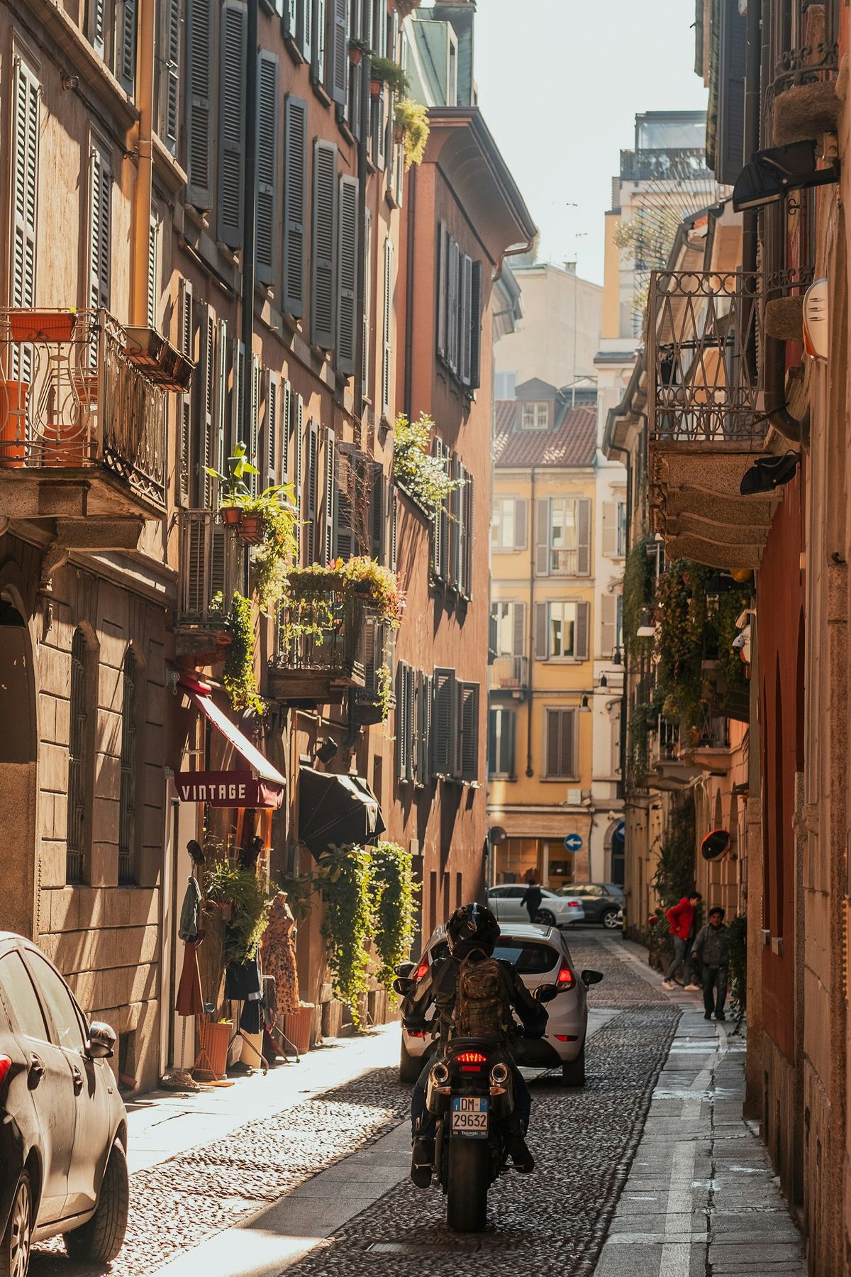 Smal gate i Milano med parkerte biler og motorsykkel