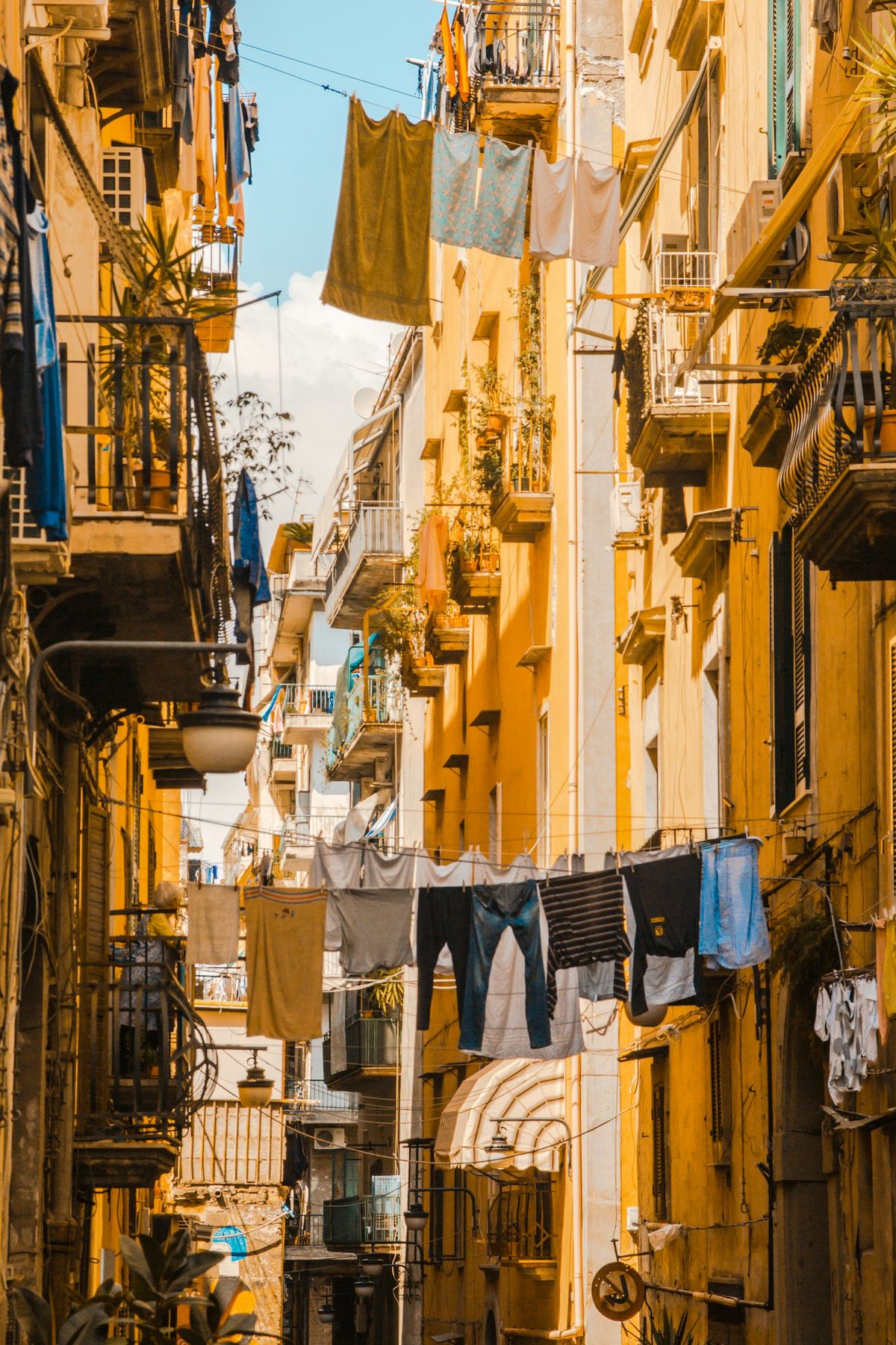 Gate i Napoli med biler og bygninger