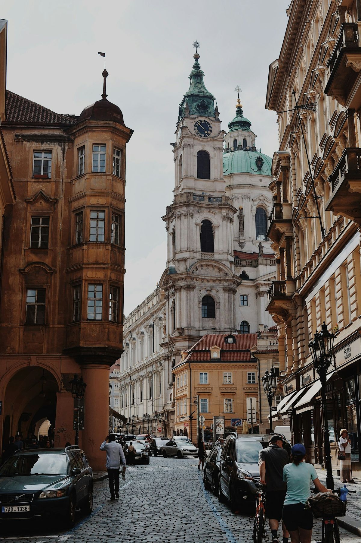 Bilgate i Praha med biler parkert langs fortauet