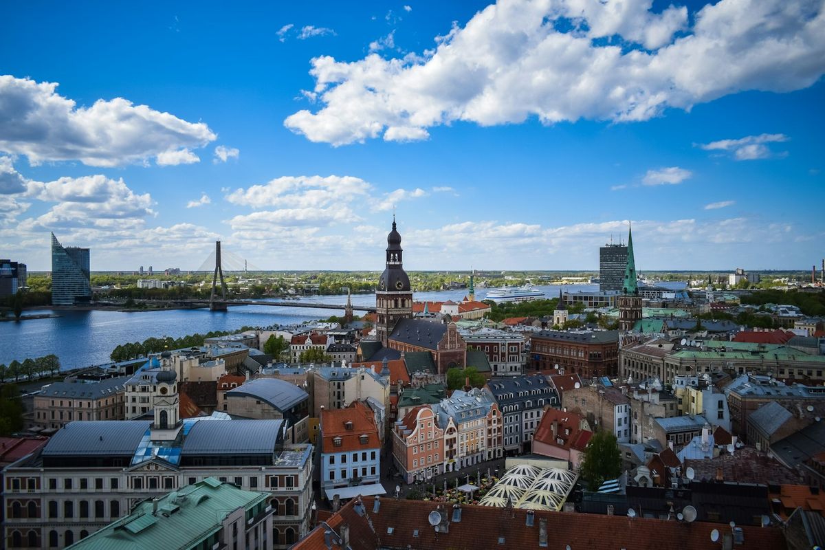 Utsikt over gamlebyen i Riga med domkirken og Daugava-elven