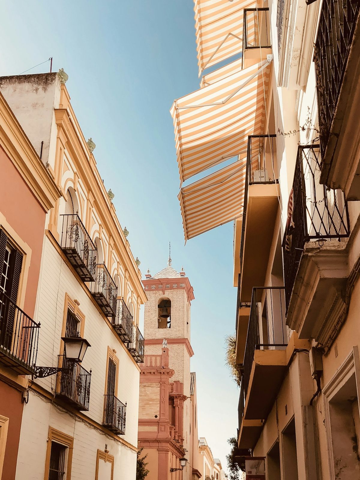 Gate i Sevilla med historiske bygninger