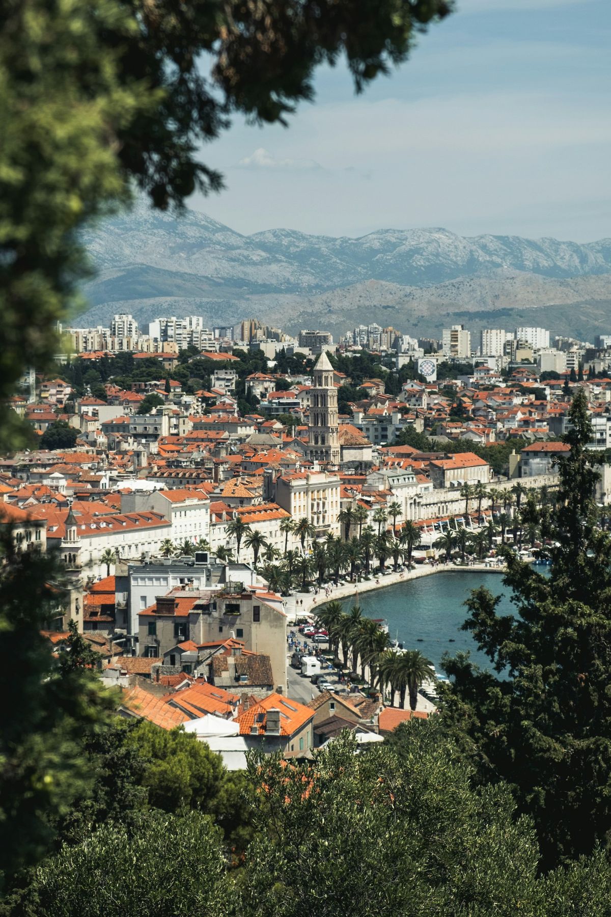Split i Kroatia med Diokletians palass og havnepromenade