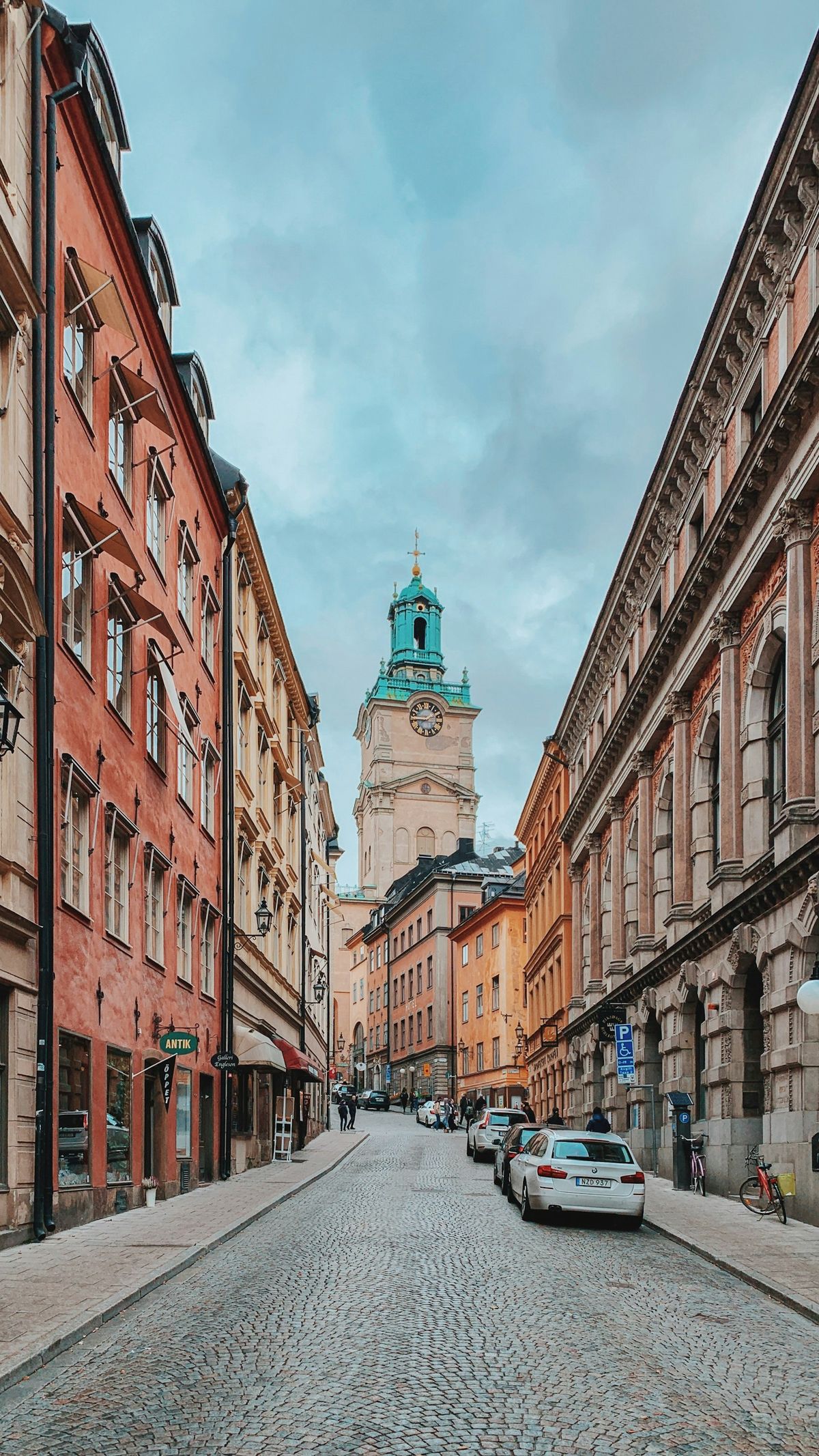 Gate i Stockholm med biler og fargerik bybebyggelse
