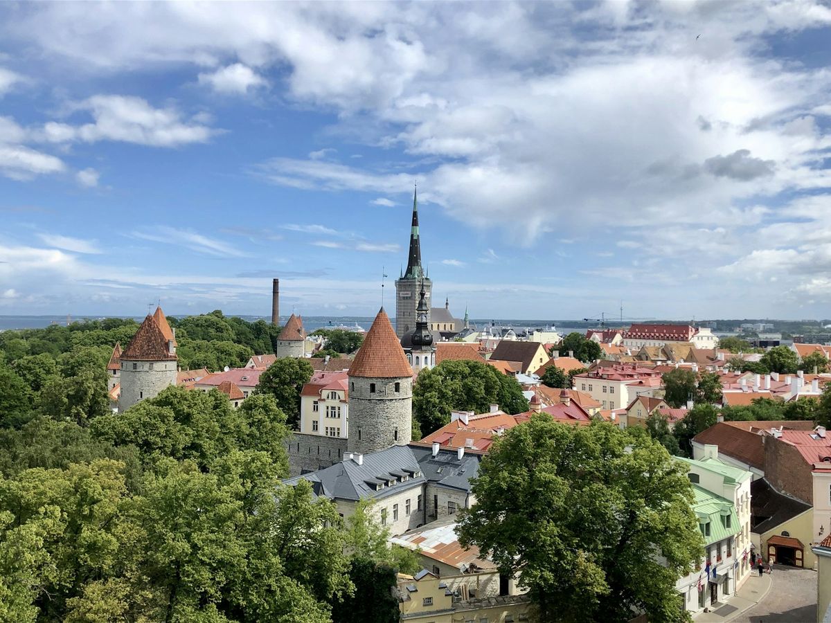 Gamlebyen i Tallinn med middelaldertårn og røde tak