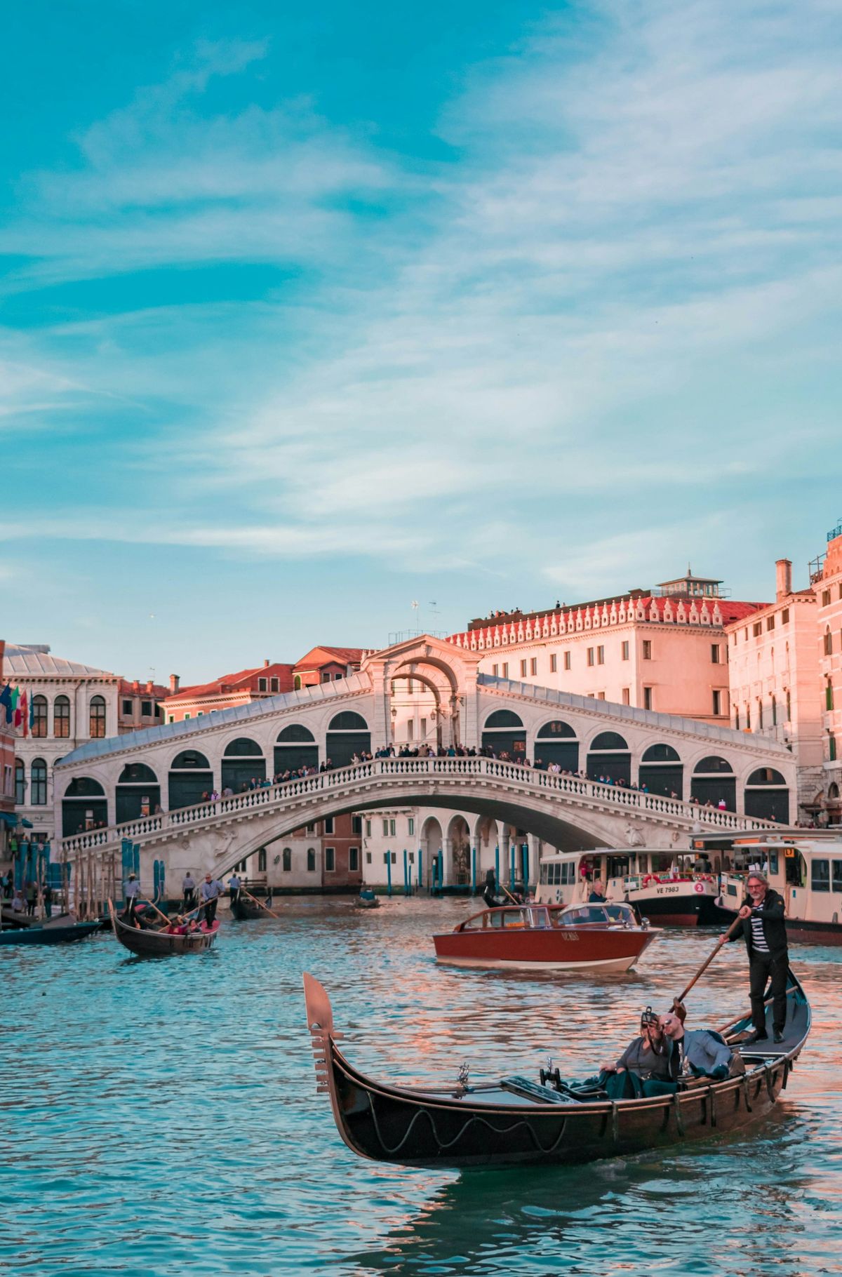 Kanal i Venezia med båter og bygninger