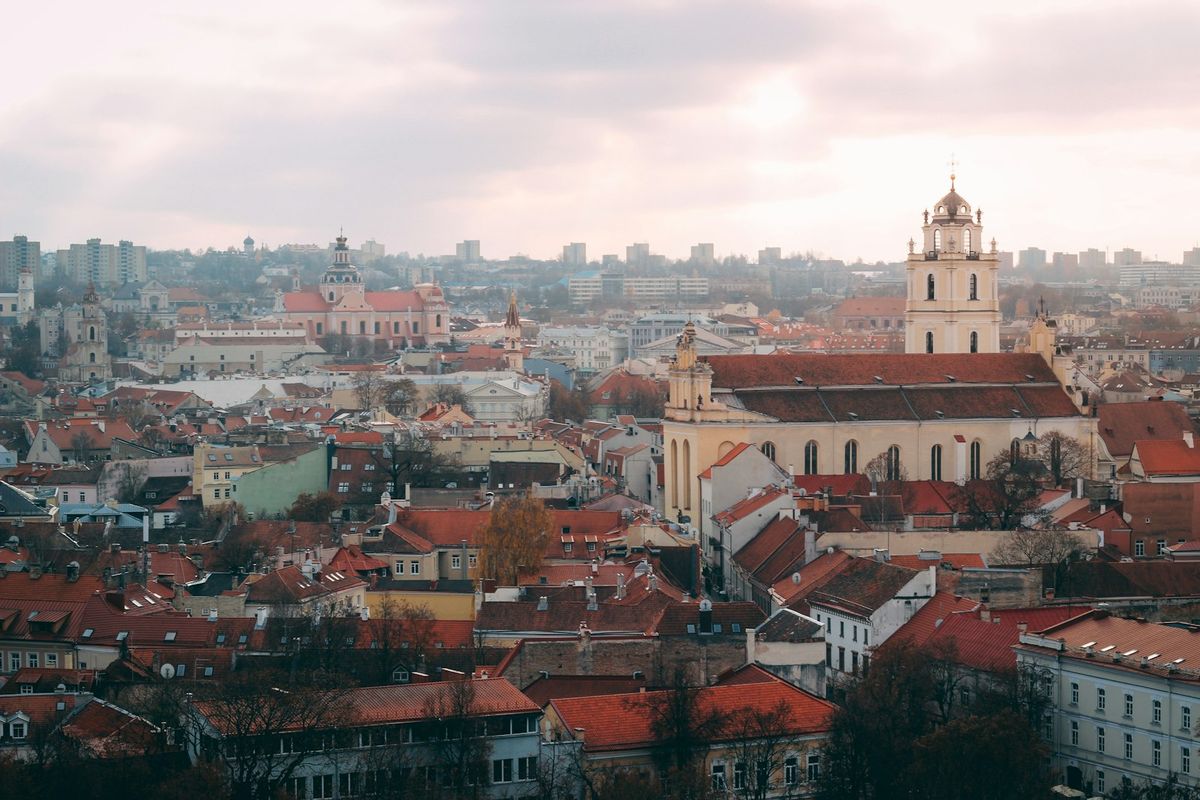 Takene og kirketårnene i gamlebyen i Vilnius i skumringen