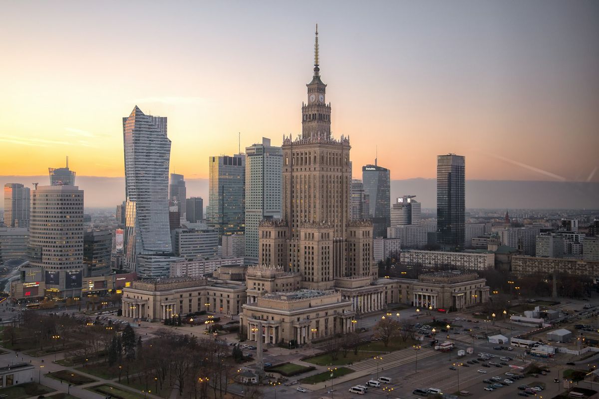 Kultur- og vitenskapspalasset og skyline i Warszawa i solnedgang