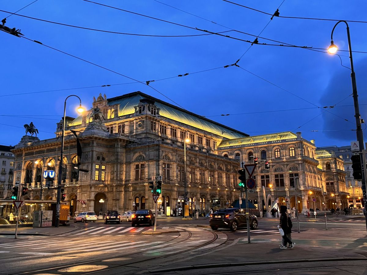Gate i Wien med klassisk arkitektur