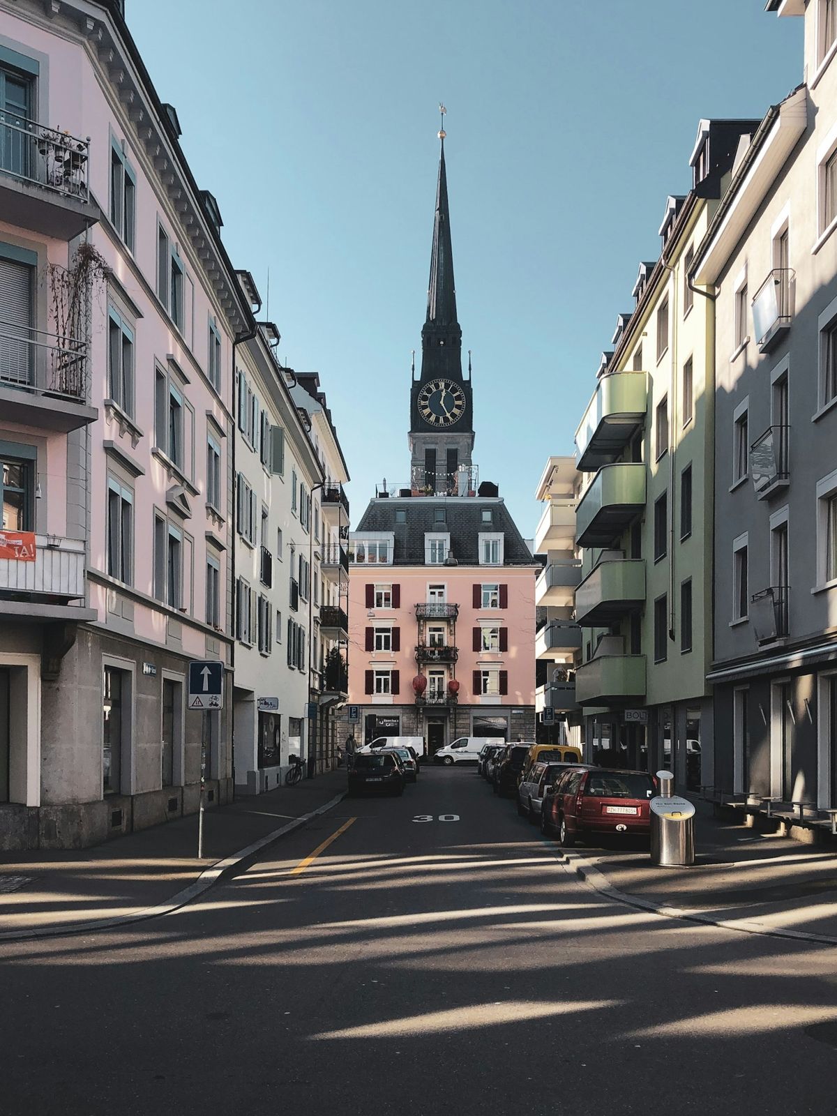 Gate i Zürich med trikk og biler